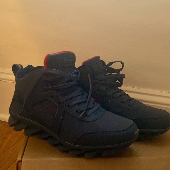 SNEAKERS WITH GREAT ARCH AND TREAD - Picture 3 of 4